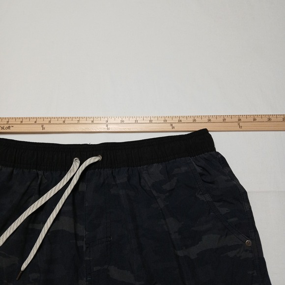 Vuori Kore Black Gray Camo Shorts 7" Inseam Mens 2XL lined Performance V302 - Picture 10 of 12